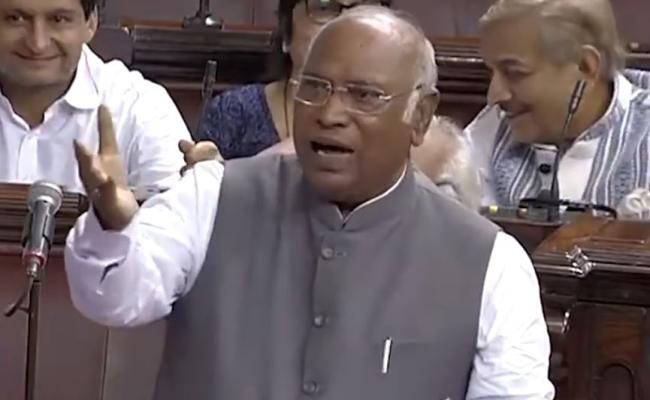 कांग्रेस महिला आरक्षण विधेयक के पक्ष में, लेकिन कमियां दूर हों पहले : खड़गे