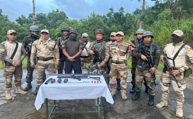 मणिपुर में भारी मात्रा में हथियार और गोला-बारूद बरामद