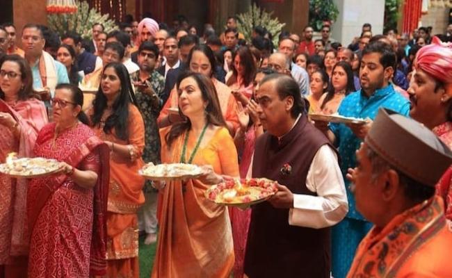 मुकेश अंबानी के घर बप्पा के दर्शन के लिए पहुंचे बॉलीवुड सितारे