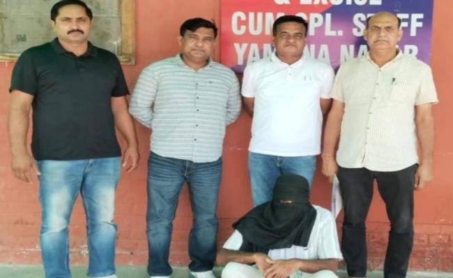 यमुनानगर: अवैध शराब के ठेके पर पुलिस का छापा, सेल्समैन गिरफ्तार