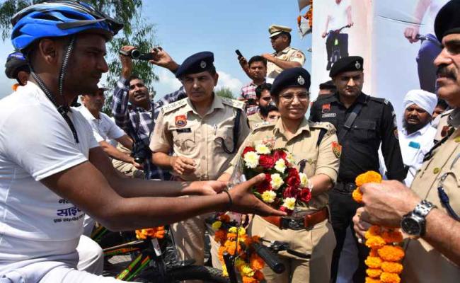 कैथल: साईक्लोथॉन यात्रा का अधिकारियों व जनप्रतिनिधियों ने किया स्वागत