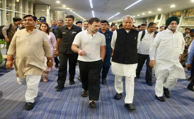 राहुल गांधी पहुंचे जयपुर, गहलोत ने की अगवानी