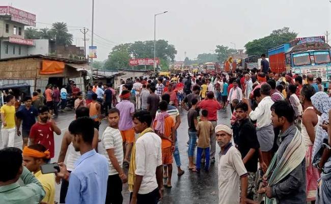 बेगूसराय में शिवलिंग तोड़े जाने पर बवाल, एनएच जाम, स्थिति तनावपूर्ण