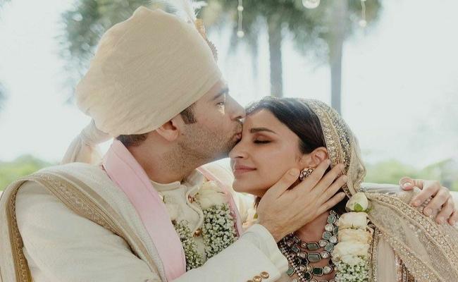 परिणीति चोपड़ा ने शेयर की शादी की तस्वीरें