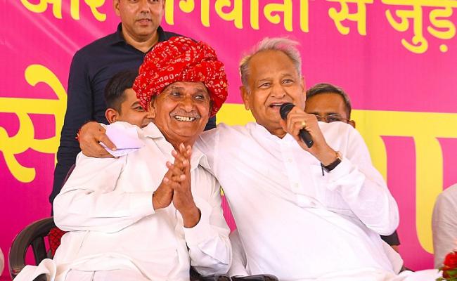 किसानों की जमीन कुर्की रोकने के लिए बनाया कानून, पांच साल में खोले 51 कृषि महाविद्यालय : गहलोत
