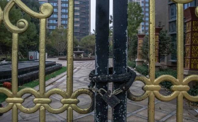 चीन में एवरग्रांडे के दो पूर्व अधिकारी हिरासत में, चेयरमैन पुलिस की निगरानी में