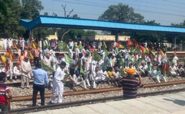 पंजाब में 18 किसान जत्थेबंदियों ने रेलवे स्टेशनों पर किया चक्का जाम