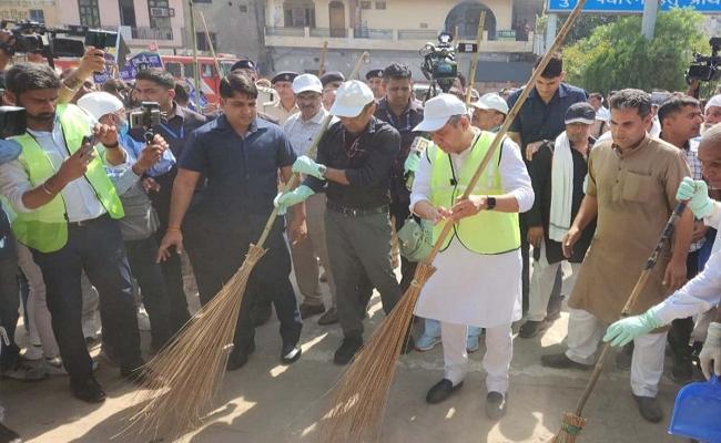 रेल मंत्री अश्विनी वैष्णव ने गुरुग्राम रेलवे स्टेशन पर लगाई झाड़ू