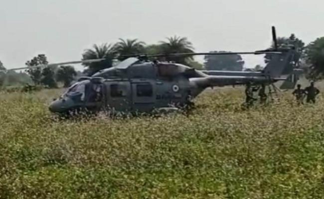 भोपाल के डूंगरिया गांव में वायु सेना के हेलीकॉप्टर ध्रुव की इमरजेंसी लैंडिंग, कोई हताहत नहीं