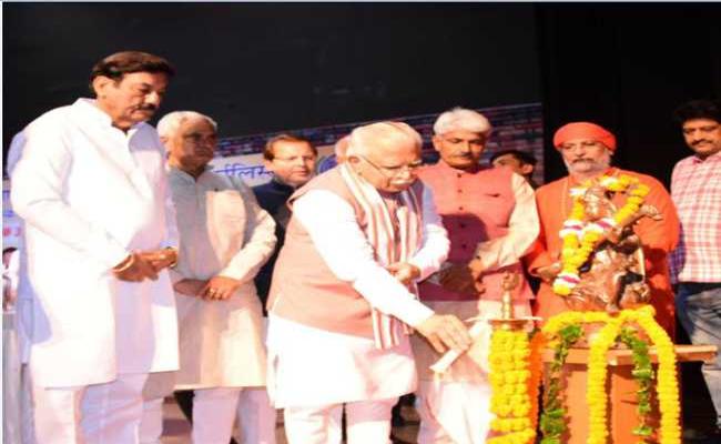 पत्रकारों के दस लाख रुपये तक के बीमा की प्रीमियम राशि अब सरकार देगी: मनोहर लाल
