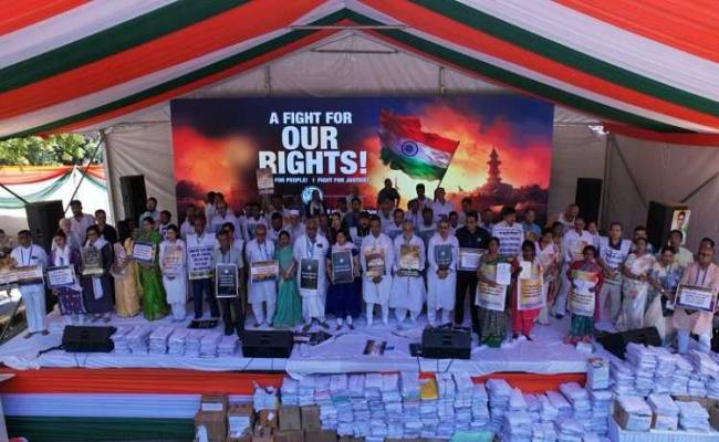 दिल्ली में जंतर-मंतर पर टीएमसी कार्यकर्ताओं का केंद्र सरकार के खिलाफ प्रदर्शन