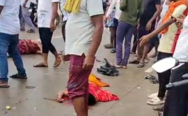 बस ने दो मोटरसाइकिल में मारी टक्कर , दो की मौत ,तीन घायल