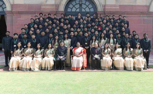 सीपीईएस के अधिकारियों और आईटीएस के प्रोबेशनरों ने राष्ट्रपति से की मुलाकात