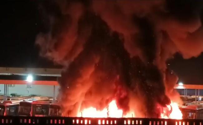 कानपुर इलेक्ट्रिक बस डिपो में आग लगने से तीन बसें जलकर खाक