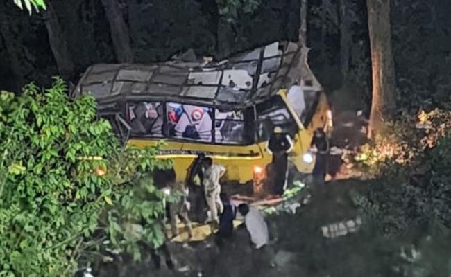 नैनीताल में बस खाई में गिरी, सात की मौत, 26 घायल