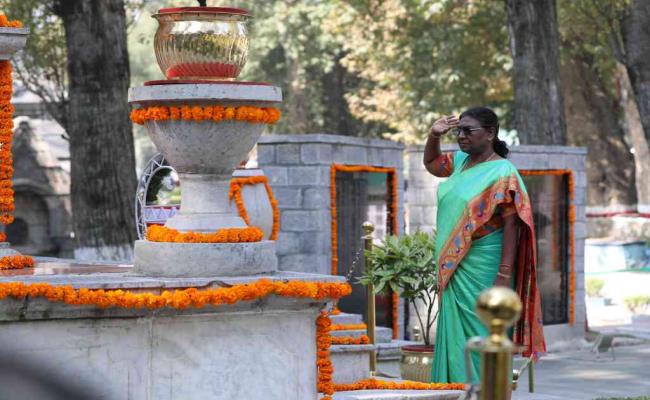 जम्मू-कश्मीर के दो दिवसीय दौरे पर श्रीनगर पहुंचीं राष्ट्रपति मुर्मू