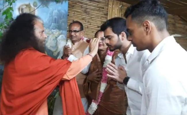 मध्य प्रदेश के मुख्यमंत्री शिवराज ने स्वामी चिदानंद से सपत्नी और बच्चों के साथ लिया आशीर्वाद