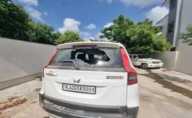 भाजपा प्रत्याशी सांसद देवजी पटेल पर हमला, काले झंडे दिखाकर किया विरोध