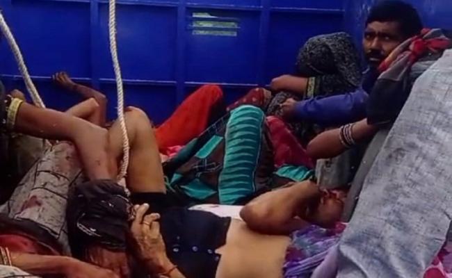 हमीरपुर में श्रद्धालुओं से भरा वाहन पलटा, 28 घायल