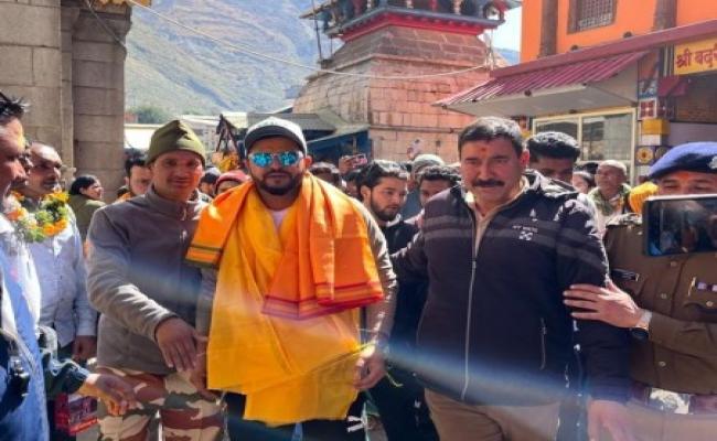सिद्ध पूर्व क्रिकेट खिलाड़ी सुरेश रैना ने किये भगवान बद्री-केदार के दर्शन