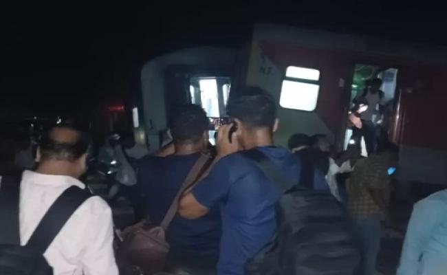 बिहार के बक्सर में दिल्ली से कामाख्या जाने वाली नॉर्थ ईस्ट एक्सप्रेस दुर्घटनाग्रस्त, चार की मौत