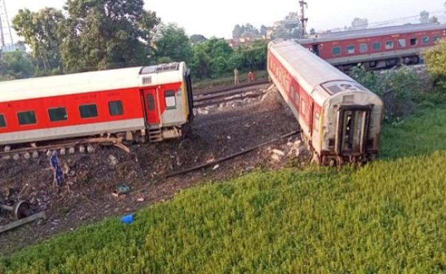 नॉर्थ ईस्ट एक्सप्रेस हादसा : 15 ट्रेनें रद्द, पटना-डीडीयू रेलखंड के अन्य सभी ट्रेनों का मार्ग परिवर्तन