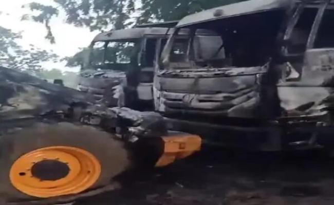 हजारीबाग: माओवादियों ने रेल लाइन निर्माण में लगे चार वाहन फूंके, पर्चा भी छोड़ा