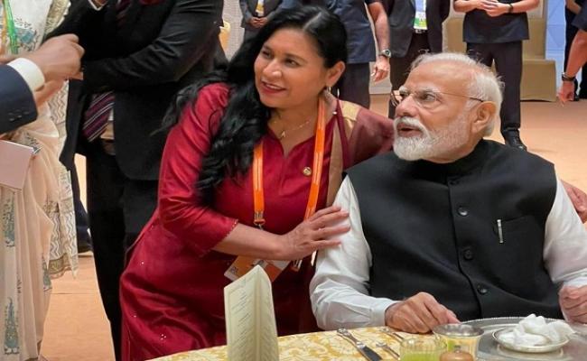 मैक्सिकन सीनेट की अध्यक्ष एना लिलिया ने प्रधानमंत्री मोदी को बांधी राखी
