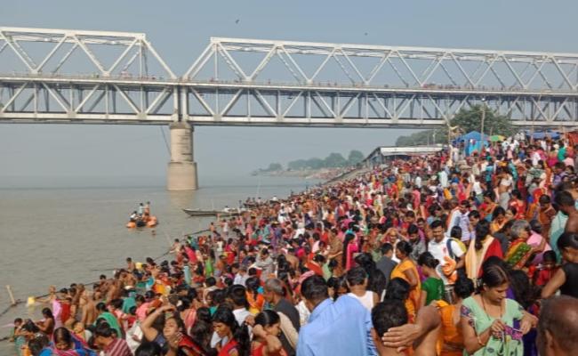 महालया के मौके पर गंगा किनारे उमड़ा जनसैलाब, रविवार को होगा कलश स्थापन