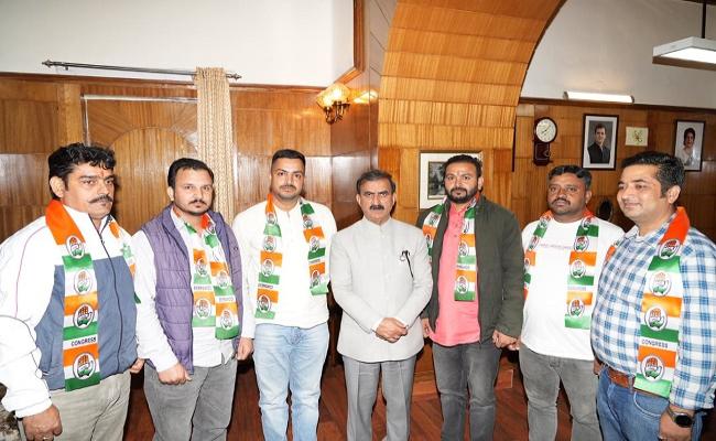 सीएम सुक्खू के हल्के नादौन में भाजपा को झटका, आधा दर्जन पदाधिकारी कांग्रेस में शामिल