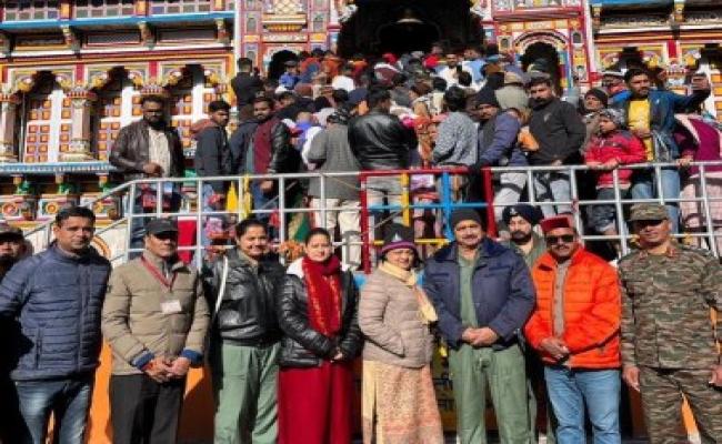 एयर चीफ मार्शल चौधरी ने परिवार के साथ की बदरी-केदार की पूजा-अर्चना, की देश की खुशहाली कामना