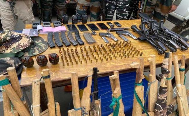 मणिपुर में अलग-अलग अभियानों में अवैध हथियारों के साथ उग्रवादी गिरफ्तार