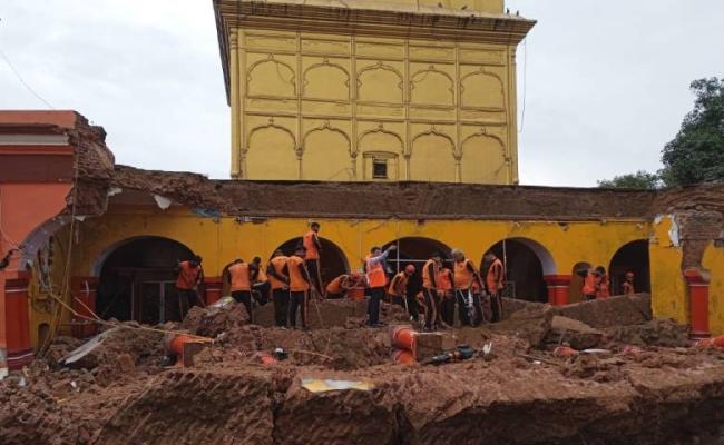 जम्मू शहर के सुप्रसिद्ध रणवीरेश्वर मंदिर के भवन का एक हिस्सा गिरा, जानमाल का कोई नुकसान नहीं