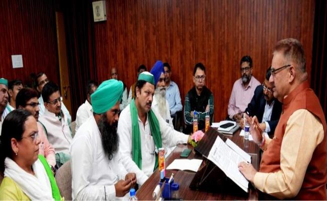 कृषि मंत्री ने की किसान संगठन के प्रतिनिधियों के साथ समीक्षा, सौंपा ज्ञापन