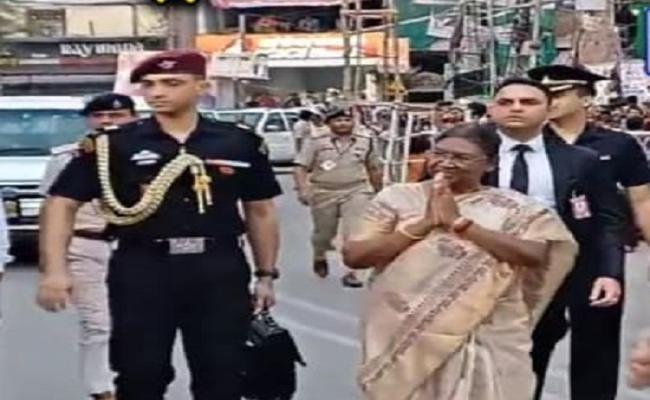 बिहार की राजधानी में लोगों से मिलने के लिए गाड़ी से उतर गईं द्रौपदी मुर्मू