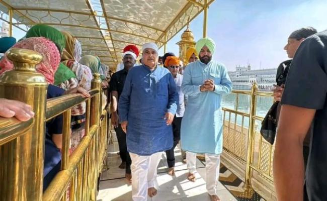 नितिन गडकरी ने दरबार साहिब में माथा टेका, देश के सबसे ऊंचे झंडे का करेंगे उदघाटन