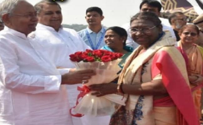 राष्ट्रपति को पटना एयरपोर्ट पर मुख्यमंत्री ने दी विदाई