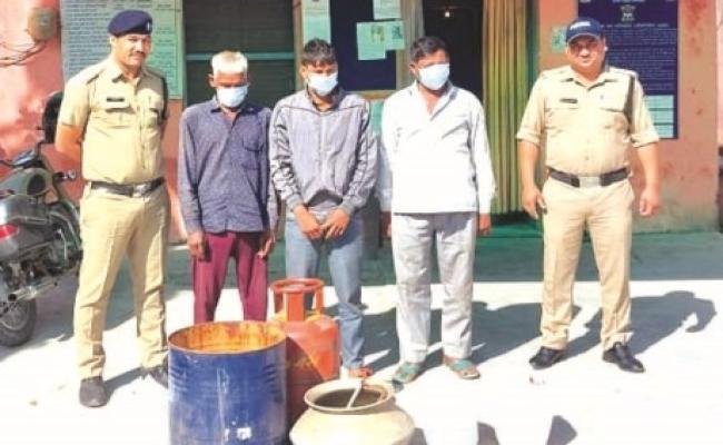 पुलिस ने तीन शराब तस्करों को दबोचा