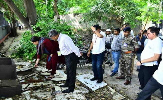 स्मृति ईरानी ने अल्पसंख्यक मंत्रालय व आसपास के क्षेत्रों में स्वच्छता अभियान में हिस्सा लिया