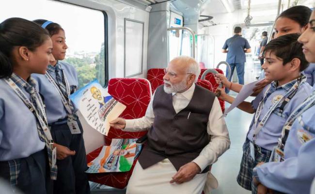 प्रधानमंत्री ने नमो भारत ट्रेन में किया छात्रों के साथ सैर