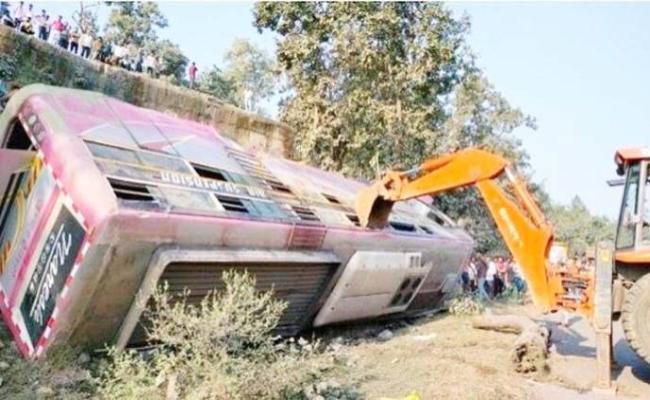 बिलासपुर : यात्री बस अनियंत्रित होकर पलटी, दो मौत, 12 गंभीर