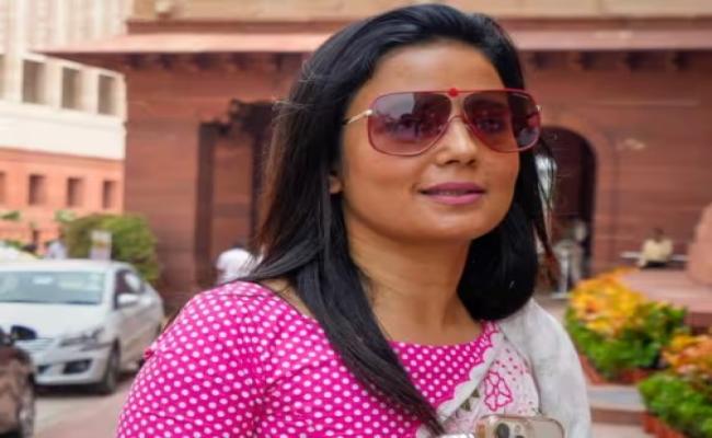 भारत में थीं महुआ मोइत्रा और दुबई में लॉगिन हुई पार्लियामेंट्री आईडी, तृणमूल सांसद के खिलाफ एक और गंभीर आरोप