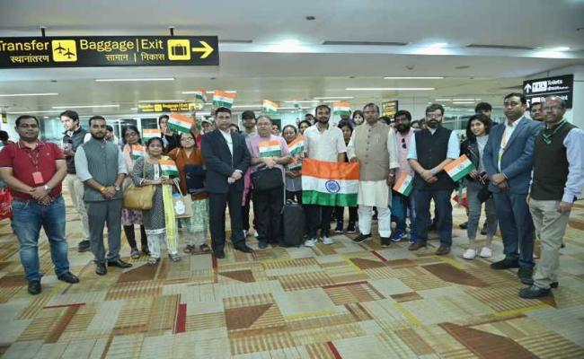 ऑपरेशन अजय: 143 लोगों को लेकर भारत पहुंचा विशेष विमान, दल में दो नेपाली नागरिक भी शामिल