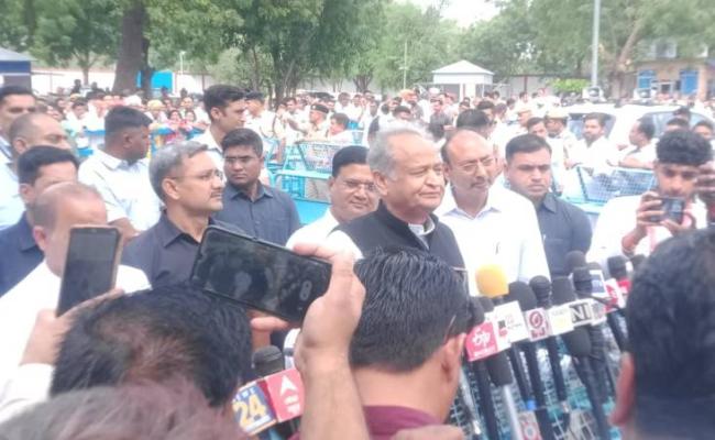 हम जनता को काम की गारंटी दे रहे, हमारी योजनाओं की चर्चा पूरे देश में : गहलोत