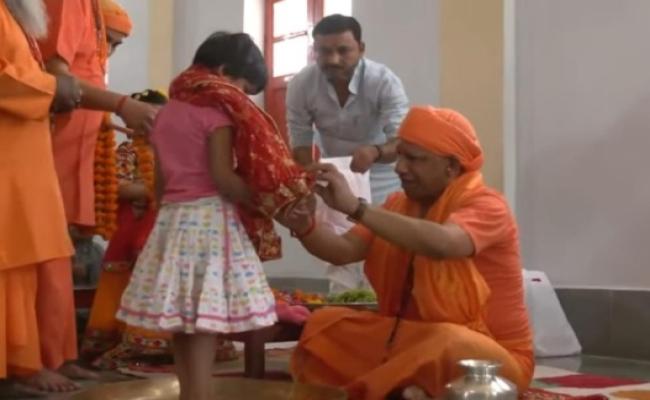 सीएम योगी ने किया कन्या पूजन, मातृशक्ति का सम्मान जरूरी बताया