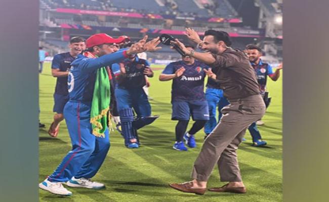 अफगानिस्तान की पाकिस्तान पर ऐतिहासिक जीत के बाद इरफान पठान ने राशिद खान के साथ किया डांस