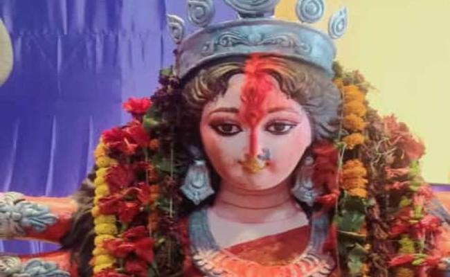 बंगाल में देवी दुर्गा को सिंदूर लगाकर नम आंखों से विदाई, धनुची नृत्य से सराबोर हुए पूजा पंडाल