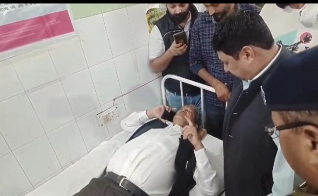पूर्व मुख्यमंत्री हरीश रावत की कार डिवाइडर से टकराई, हल्की चोट आई