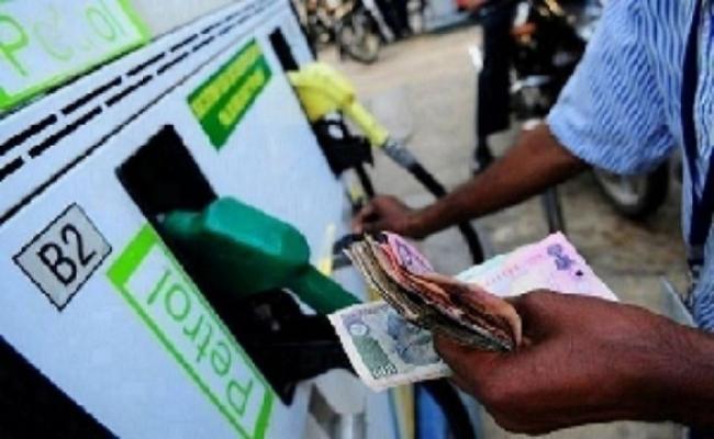 पेट्रोल-डीजल की कीमत स्थिर, कच्चा तेल 90 डॉलर प्रति बैरल के करीब
