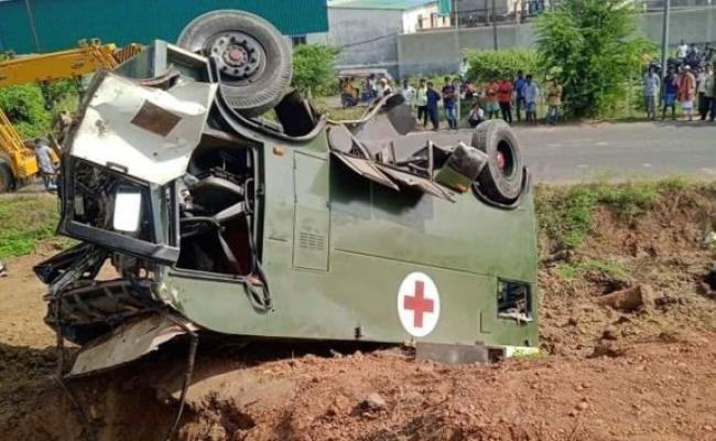 गुड़ाप में सेना का वाहन दुर्घटनाग्रस्त